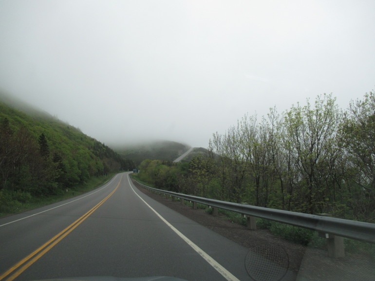 Mist in de bergen langs de Cabot Trail